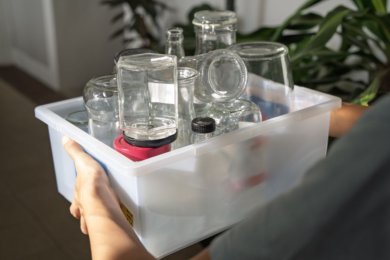 Jak usunąć naklejki ze słoików? Bardzo prosty sposób