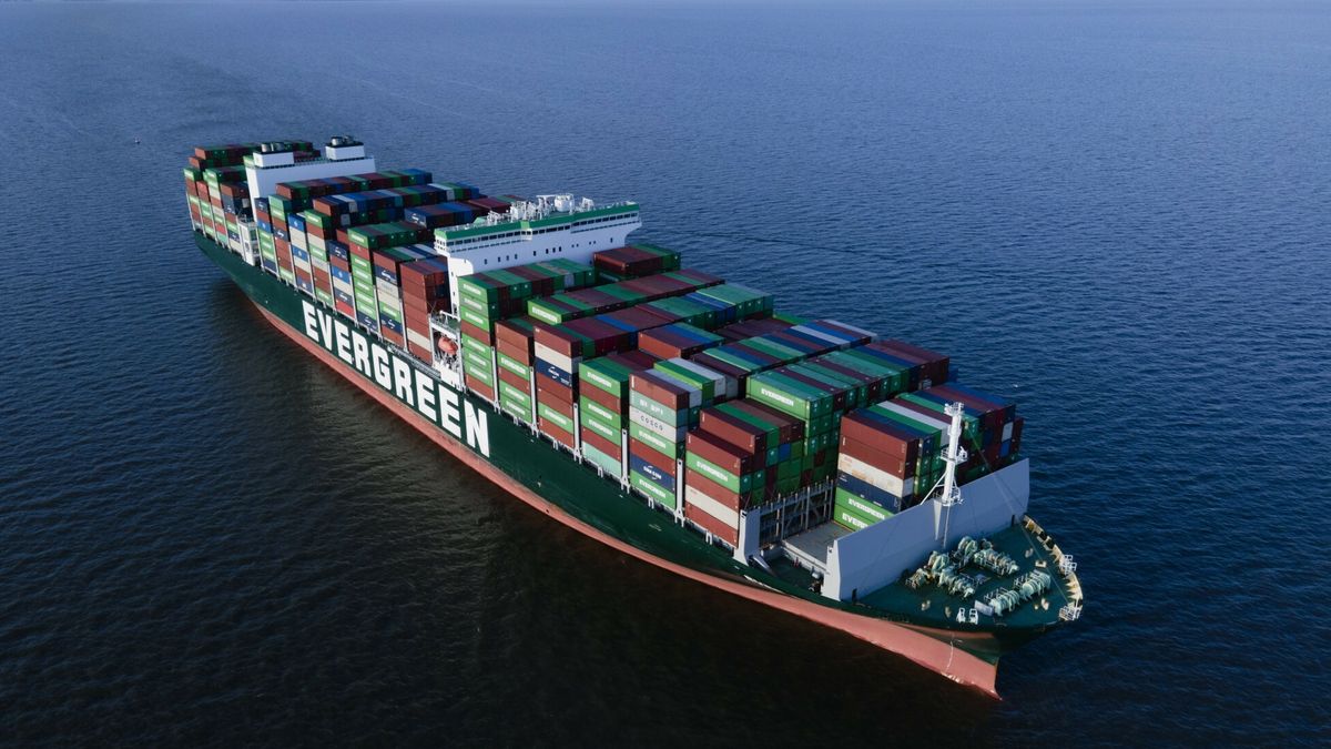 Kontenerowiec Ever Forward ma 300 m długości