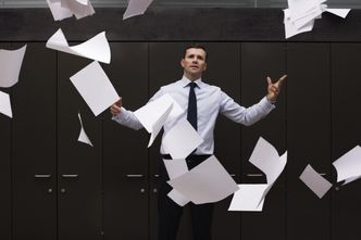 10 najgorszych zachowań szefów. Jest cała lista rzeczy, przez które pracownicy "rzucają papierami"
