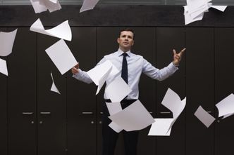 10 najgorszych zachowań szefów. Jest cała lista rzeczy, przez które pracownicy "rzucają papierami"