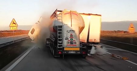 Przerażające nagranie z A4. Wyrwana kabina kierowcy wylądowała na poboczu