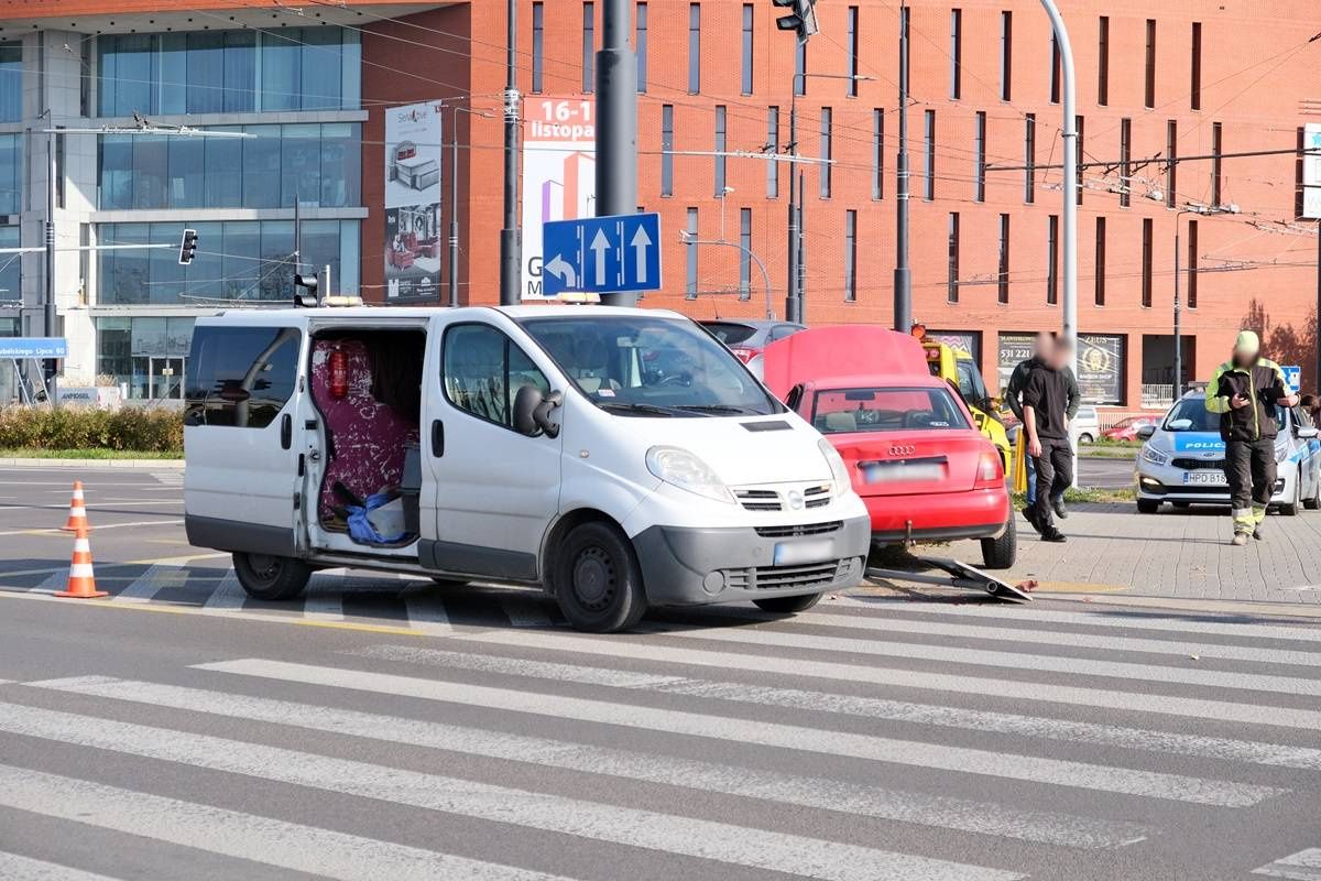 Zderzenie hyundaia z audi na rondzie Lubelskiego Lipca '80 przy Gali