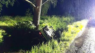 Grójec: Auto z nastolatkami dachowało w rowie. Trzy osoby ranne