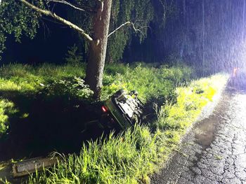 Grójec: Auto z nastolatkami dachowało w rowie. Trzy osoby ranne