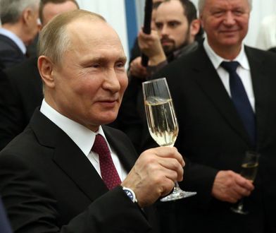 Pomimo tysięcy zabitych w rosyjskiej telewizji w Nowy Rok zapowiadają "świąteczny nastrój"