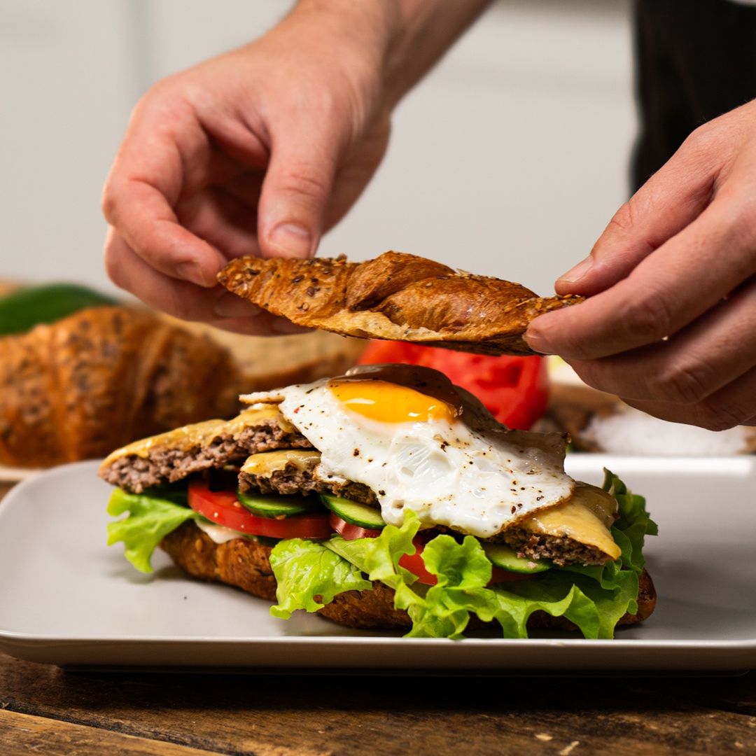 Croissant burger