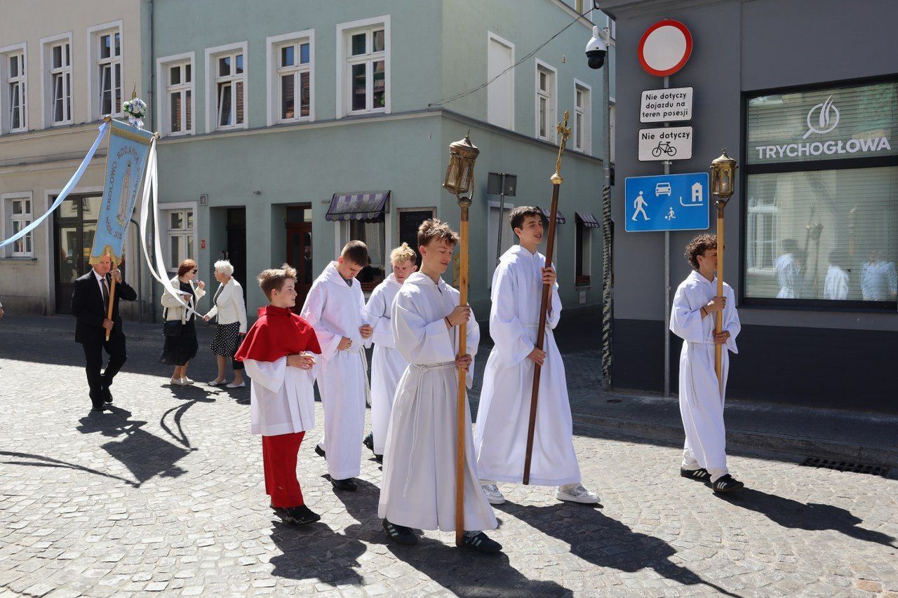 Tłumy wiernych przeszły ulicami Leszna w procesji Bożego Ciała