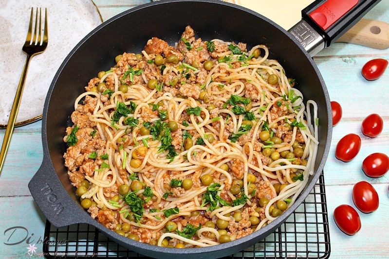 Spaghetti z groszkiem i sosem pomidorowo-serowym. Pycha!