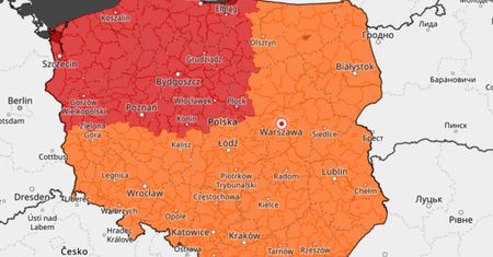 Najwyższy stopień ostrzeżeń IMGW. Wichura nie ustępuje