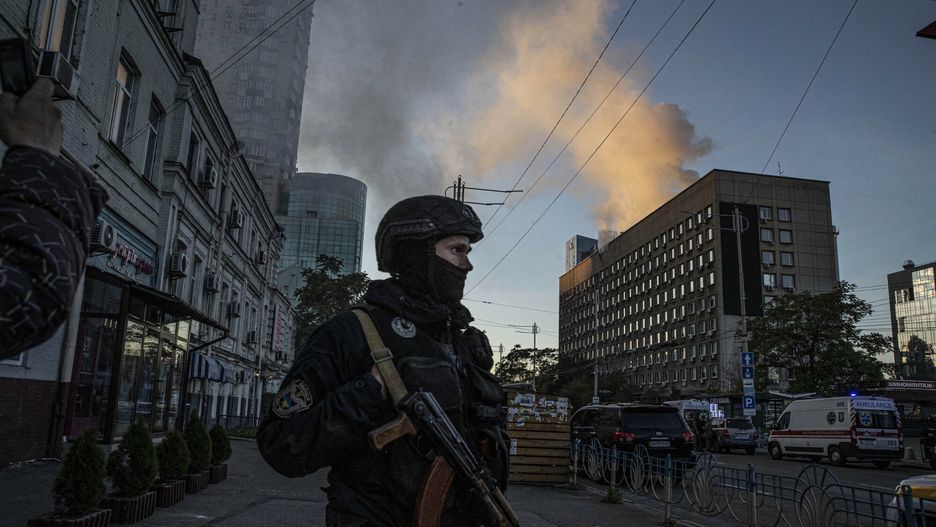 Rosjanie zaatakowali Kij�w ira?skimi dronami
KYIV, UKRAINE - OCTOBER 17: A Ukrainian soldier stands guard in front of the building hit by the Russian forces in Kyiv, Ukraine on October 17, 2022. It was reported that two separate explosions occurred in Kyiv due to the attacks carried out by the Russian forces in the early hours of the morning. Metin Aktas / Anadolu Agency/ABACAPRESS.COM
AA/ABACA