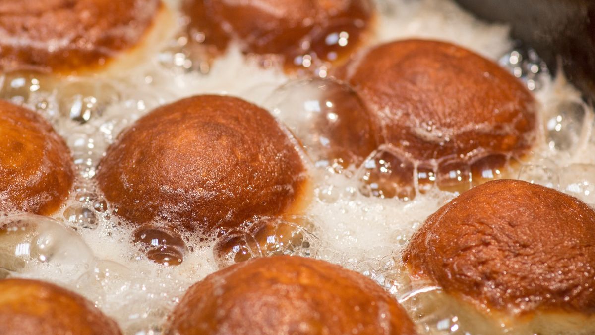 Tłuszcz pieni się w czasie smażenia pączków? Popełniłeś prosty błąd