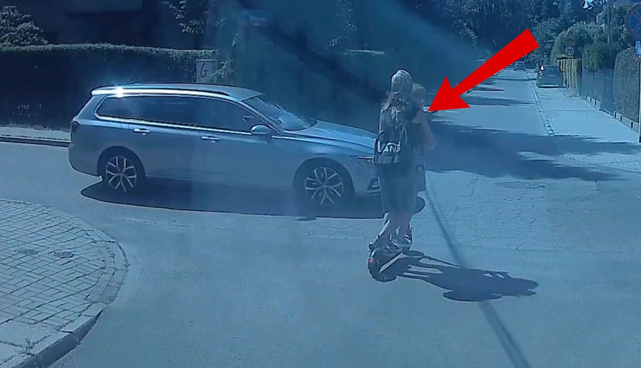 We dwie na jednej hulajnodze. Oto finał. Boli od samego patrzenia