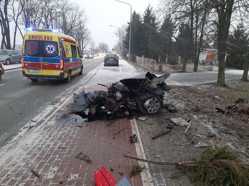 Bmw uderzyło w drzewo. Samochód rozpadł się na pół 