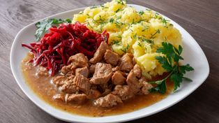 Obiad bez wysiłku. Zaskocz rodzinę mięciutkim mięsem. Ugotuj gulasz z łopatki wieprzowej w sosie własnym