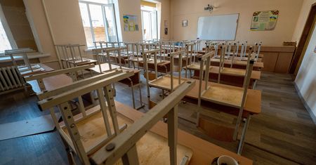 "Trudno wygrać z trendem". Szkoły wyludniają się przed wakacjami