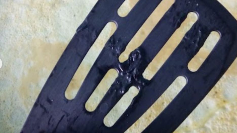 Wyrzuć czarne akcesoria kuchenne