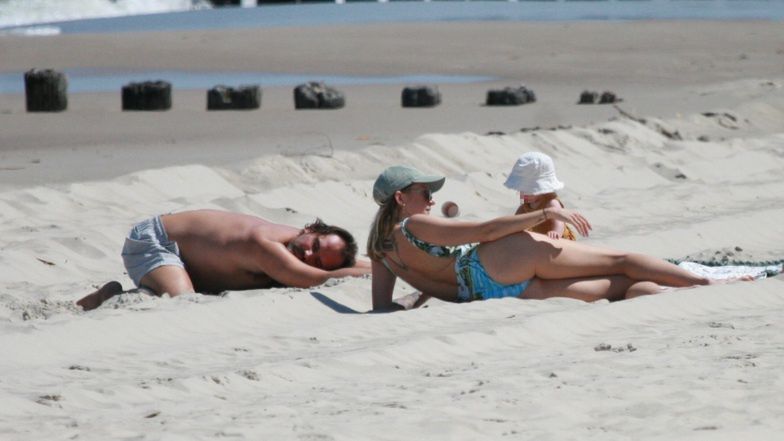 Lara Gessler i Piotr Szeląg z córką Neną