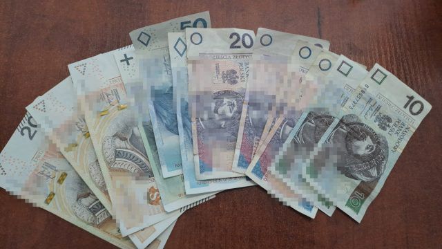 Kradzież przy śmietniku we Włodawie. Seniorka segregowała odpady, straciła saszetkę z pieniędzmi i dokumentami (zdjęcia)