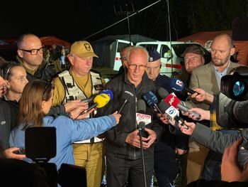 Płonie już 100 hektarów lasu. Nocna konferencja sztabu