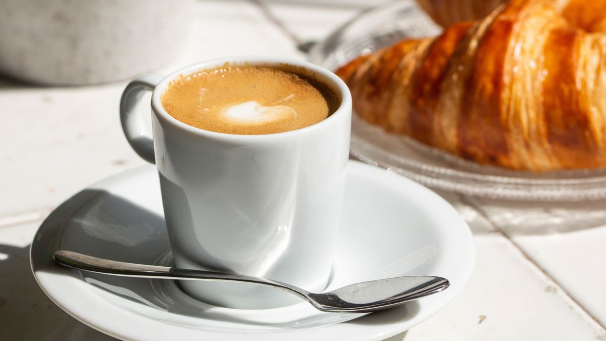 Poranny kubek kawy zamień w prozdrowotny rytuał