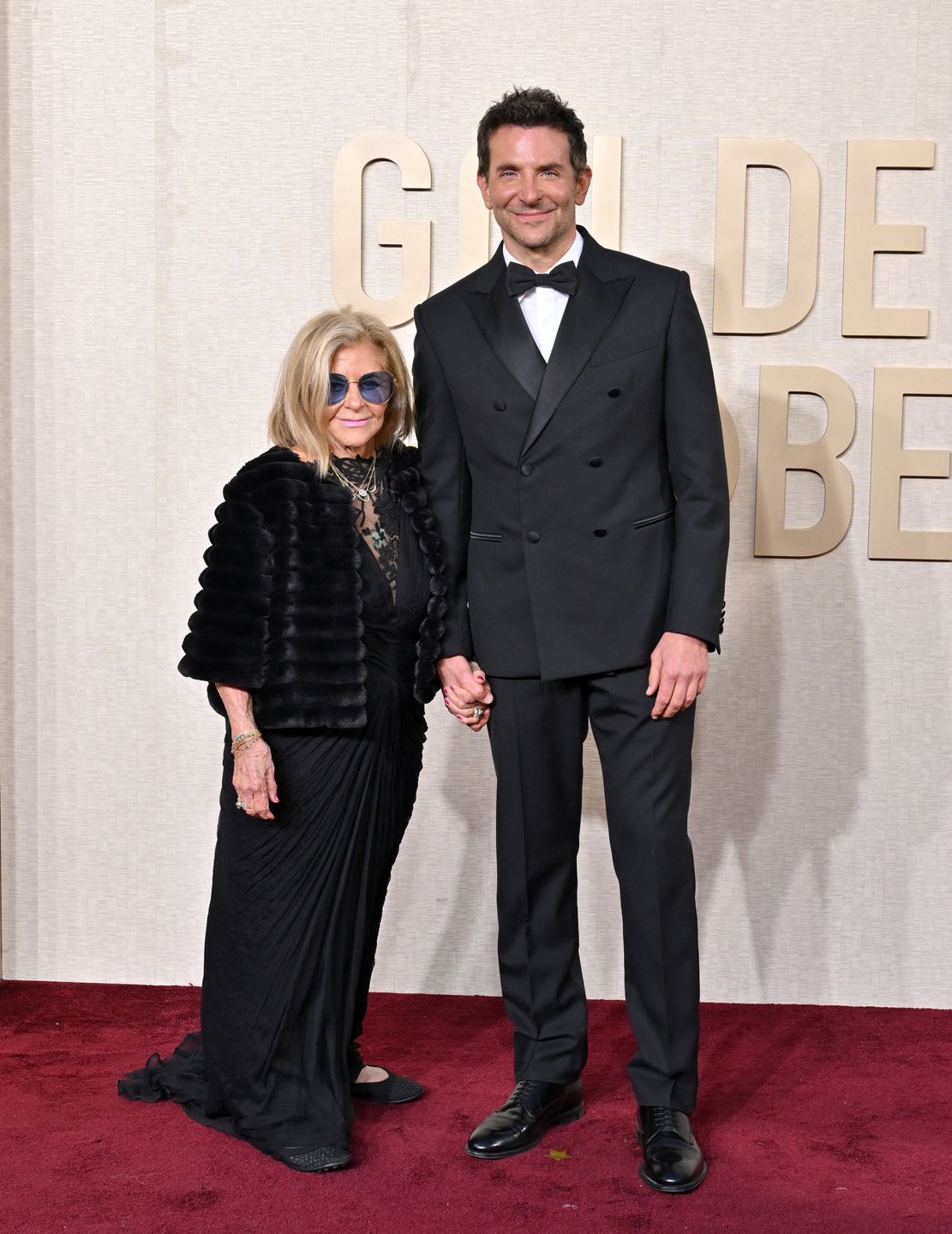 Bradley Cooper na Złotych Globach z matką