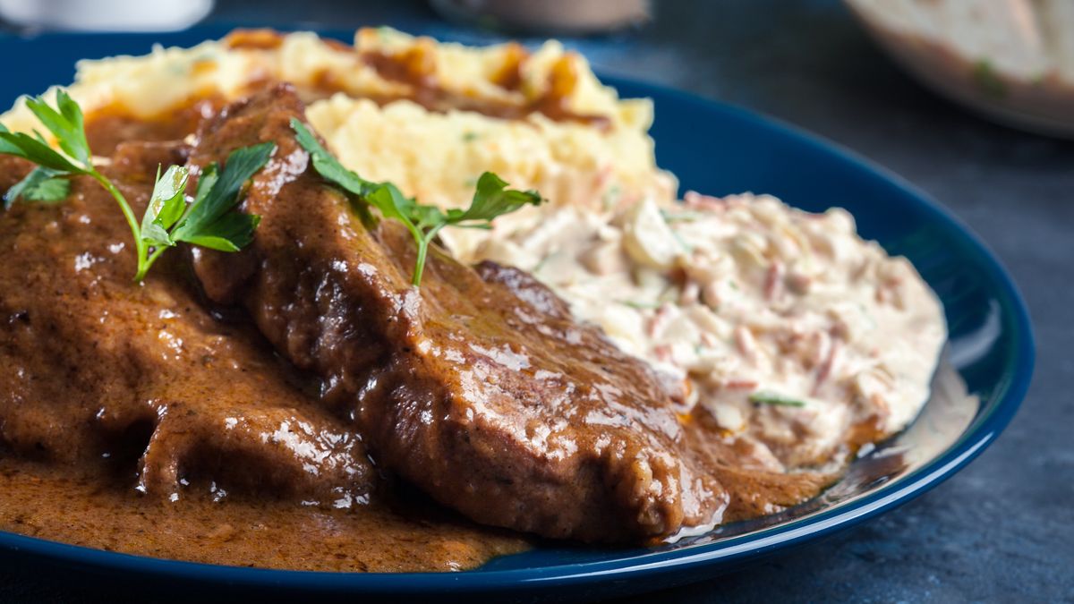 Duszone ziemniaki z mięsem w sosie