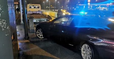 Z impetem wjechał w słup przy przystanku. Najwyższy mandat, jaki mógł dostać