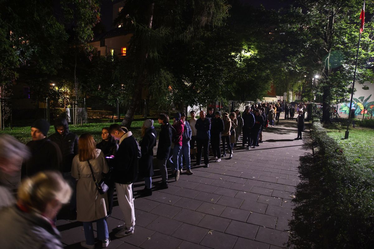 Kolejka głosujących do komisji przy ulicy Skarbińskiego w Krakowie