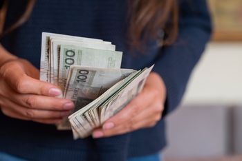 Zaległy urlop po zwolnieniu z pracy. Kiedy należy się ekwiwalent?