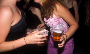 Alkohol "tylko" w weekend. Chirurg mówi, co robi z wątrobą