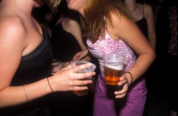 Alkohol "tylko" w weekend. Chirurg mówi, co robi z wątrobą