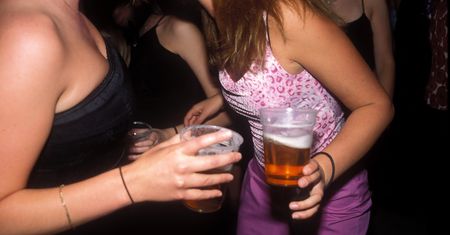Alkohol "tylko" w weekend. Chirurg mówi, co robi z wątrobą