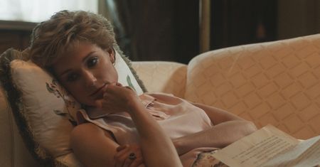To ona! Elizabeth Debicki na najnowszych zdjęciach z planu. Niczym prawdziwa księżna Diana