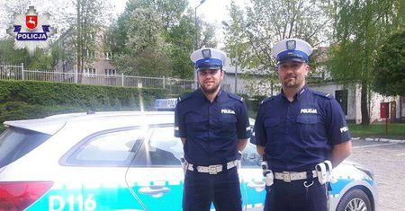 Dziecko się dusiło. Policjanci eskortowali na sygnale samochód do szpitala