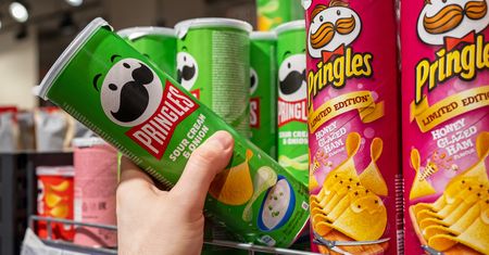 Gigant spożywczy przejmuje producenta Pringlesów. Oto szczegóły