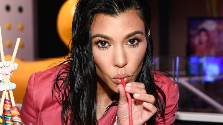 Kourtney Kardashian kusi w stroju seksownej pomocnicy Świętego Mikołaja