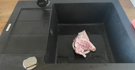 Wsyp do zlewu pół szklanki sody i przykryj ściereczką. Efekt "wow" gwarantowany