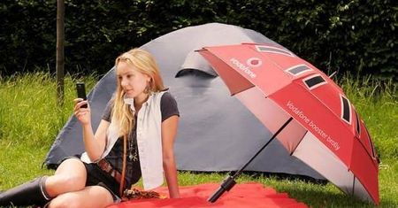 Parasol Booster Brolly chroni przed deszczem i rozładowanym akumulatorem