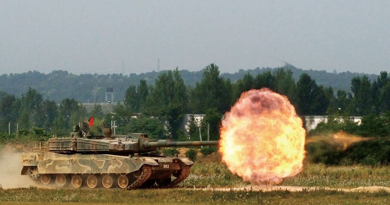 Gładkolufowa armata kal. 120-mm może strzelać dwoma typami pocisków: przeciwpancernym K276 (APFSDS) i kumulacyjnym K277 (HEAT). Szybkostrzelność wynosi 10 strz./min