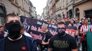 Kraków: Marsz przeciw nielegalnej imigracji. Kibice Cracovii i Hutnika. Na sztandarach ONR i partia Brauna