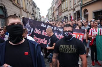 Kraków: Marsz przeciw nielegalnej imigracji. Kibice Cracovii i Hutnika. Na sztandarach ONR i partia Brauna