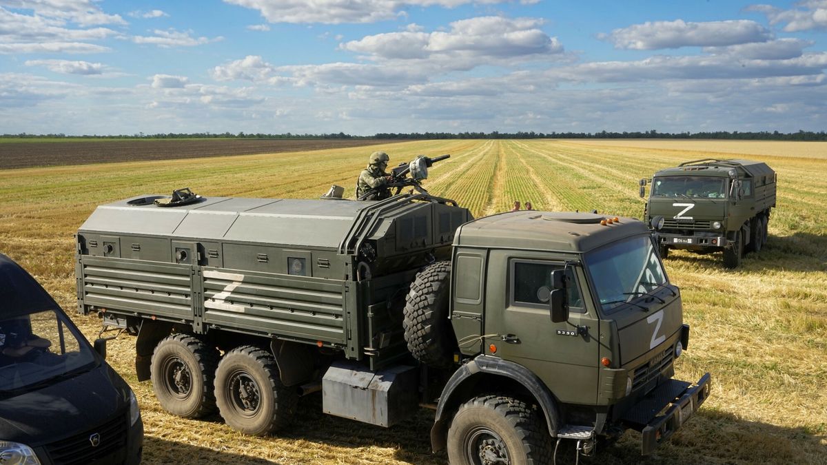 ?niwa w okolicach Melitopola
A Russian soldier atop of a military truck with the letter Z, which has become a symbol of the Russian military, and a hashtag reading "We don't abandon our own" guards an area during foreign journalists watch and film as farmers of the Voznesenka-Agro farm harvest with their combine in a wheat field not far from Melitopol, south Ukraine, Thursday, July 14, 2022. About 300,000 tonnes of harvest have been collected in Melitopol district of Zaporizhzhia region. Russia took control of part of the Zaporizhzhia region quickly after the launch of the military operation in Ukraine. This photo was taken during a trip organized by the Russian Ministry of Defense. (AP Photo)
AP