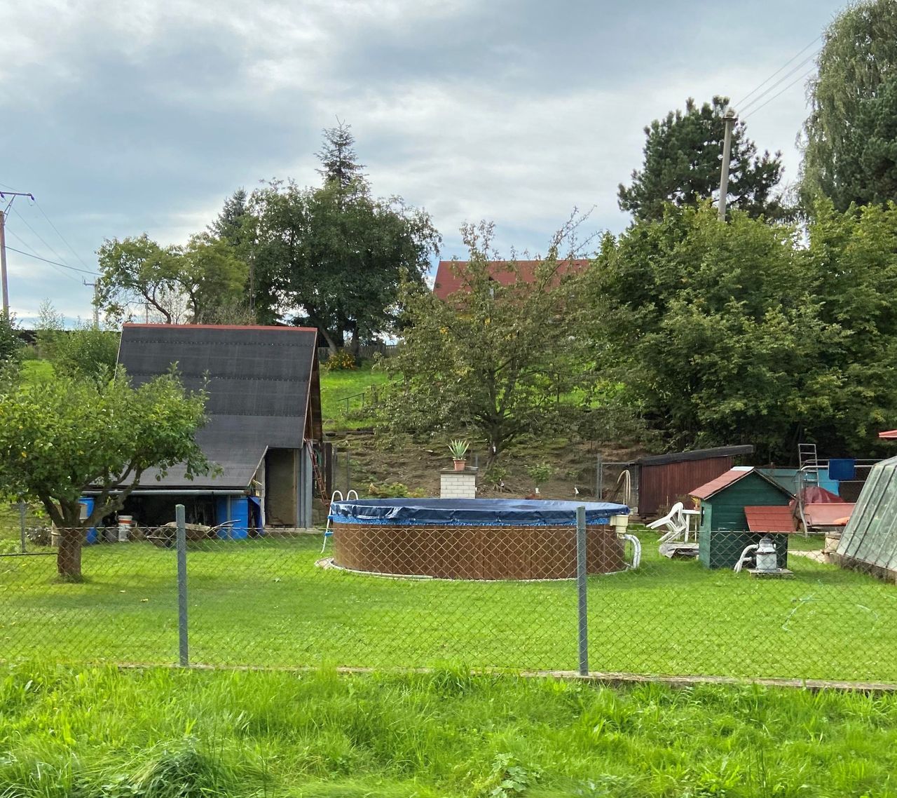 Burza o kopalnię Turów. Czesi skarżą się na dramatyczny brak wody pitnej. Jednak niektórzy są w stanie zapełnić przydomowe baseny. Zdjęcie z Vaclavic 