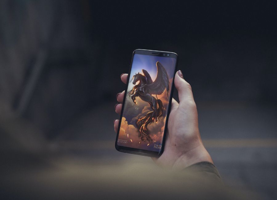 Zakapturzona postać trzymająca smartfon