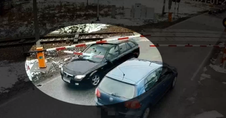 Uciekał przed policją, taranując zapory kolejowe. Szlaban prawie go zabił