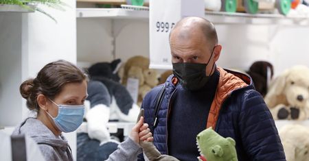Mandat za brak maseczki w sklepie. Sanepid nałożył 5 tys. zł kary. RPO skarży tę decyzję