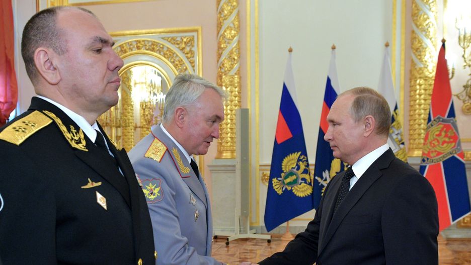 Russian President Putin attends a ceremony marking the promotion of senior officers and prosecutors to higher ranks in the Kremlin in Moscowepa07118996 Russian President Vladimir Putin (R) shakes hands with Chief of the Main Directorate for Political-Military Affairs of the Russian Armed Forces, Andrei Kartapolov (2-L) as Commander of the Black Sea Fleet, Vice Admiral Alexander Moiseyev (L) attend during a ceremony marking the promotion of senior officers and prosecutors to higher ranks at the Kremlin in Moscow, Russia, 25 October 2018.  EPA/ALEXEY NIKOLSKY / SPUTNIK / KREM / POOL MANDATORY CREDIT Dostawca: PAP/EPA.ALEXEY NIKOLSKY / SPUTNIK / KREM / POOL