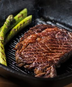 Grillowanie w mieszkaniu. Jak wyczarować potrawy z grilla na patelni?