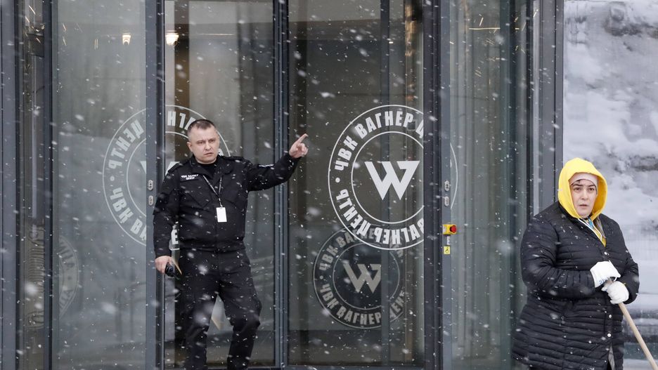 Ukraine prosecutor general summons Wagner Group head Prigozhin as criminal suspect
epa10445448 A guard gestures at the entrance to the PMC Wagner Center building, headquarters of the Wagner Group in St. Petersburg, Russia, 03 February 2023. According to a Ukrainian government publication from 03 February 2023, Ukraine's prosecutor general summoned Evgeny Prigozhin as a suspect in criminal proceedings. Prigozhin according to a US Treasury sanctions announcement leads the Russian private military company PMC Wagner that was sanctioned by the US Treasury on 26 January 2023.  EPA/ANATOLY MALTSEV 
Dostawca: PAP/EPA.
ANATOLY MALTSEV