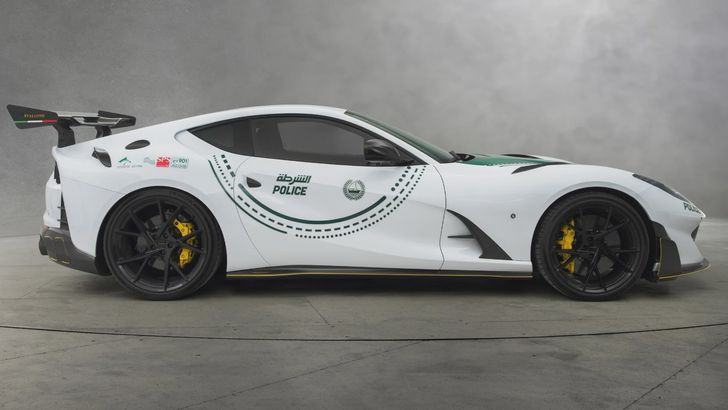 Policja w Dubaju ma nowy radiowóz. To 830-konne Ferrari od Mansory